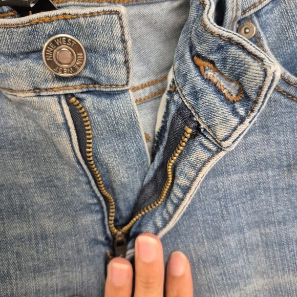 Nine West Chrystie Capri Jeans Women’s Size 6 Medium Wash Denim Zipper Fly Slim - Picture 3 of 6